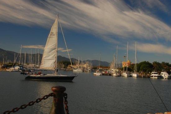 Muriel Le Mar Estang Canet-en-Roussillon Exterior photo
